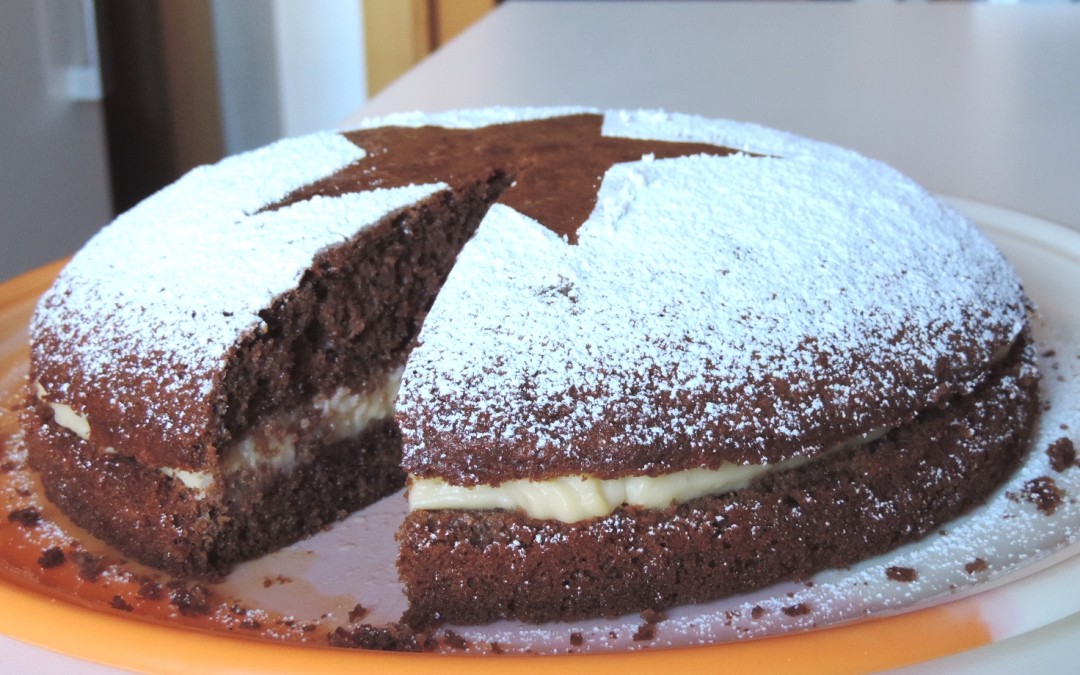 TARTA CON BIZCOCHO DE CHOCOLATE